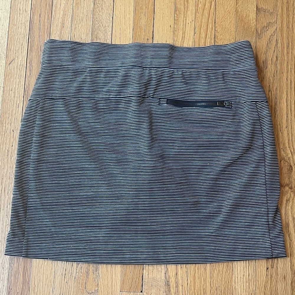 Athleta Grey and White Striped Skort - Picture 5 of 6